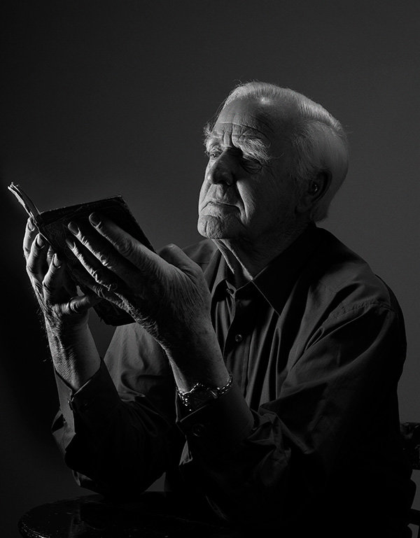 John Le Carré reading a book